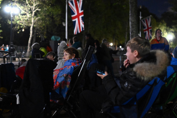 Banyak orang menghabiskan hari Sabtu, 17 September 2022, dengan berkemah di pinggir jalan dan berharap mendapatkan tempat yang bagus untuk rute pemakaman Ratu Elizabeth II. 