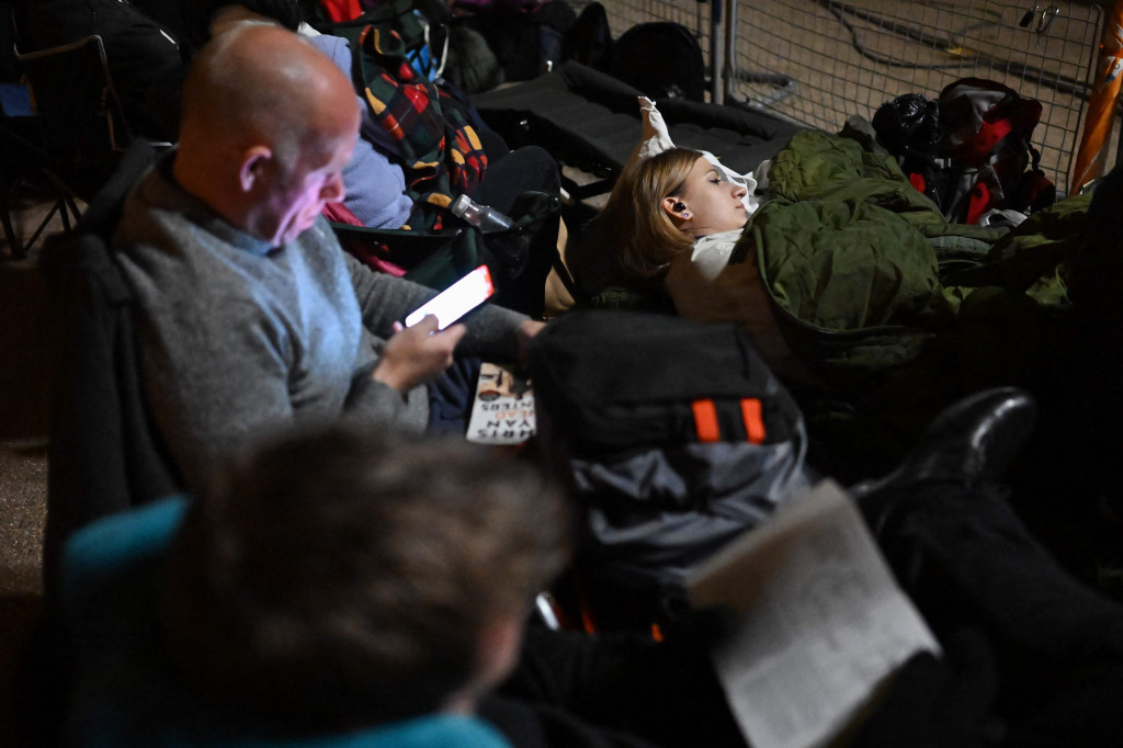 Sebelumnya, penghormatan terakhir ratu terbuka untuk warga sempat dihentikan sementara pada Jumat waktu setempat karena antrean para pelayat terus memanjang hingga delapan kilometer.