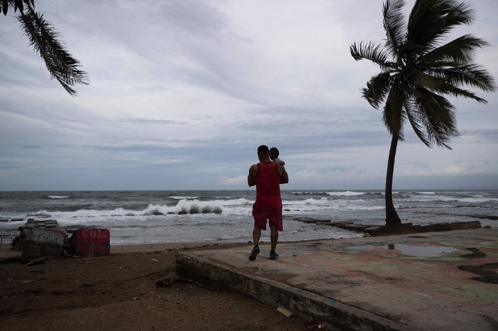 Badai Fiona menerjang Pantai Barat Daya Puerto Rico, Minggu, 18 September 2022. Badai mengakibatkan tanah longsor yang merusak jaringan listrik dan jalan di sekitarnya.