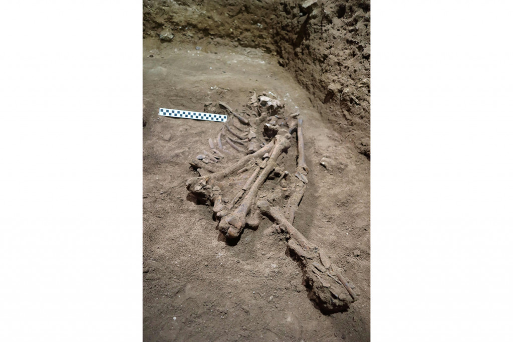 Kepastian tersebut didapat setelah para peneliti memeriksa temuan kerangka seorang anak muda berusia 31.000 tahun di Gua Liang Tebo, tempat ditemukannya sejumlah lukisan purba paling awal di dunia.  