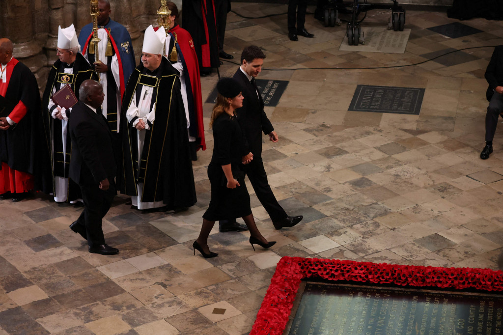 Permaisuri Camilla, yang merupakan istri Raja Charles, bersama Sarah atau Duchess of York, istri Pangeran Andrew, dan Sophie atau Countess of Wessex, istri Pangeran Edward, juga mengikuti di belakang dengan berjalan kaki.