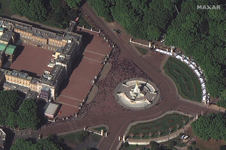 Para pelayat mengantre mulai dari dekat Istana Buckingham, London Eye dan Westminster. Tempat-tempat itu merupakan landmark paling terkenal di London.
