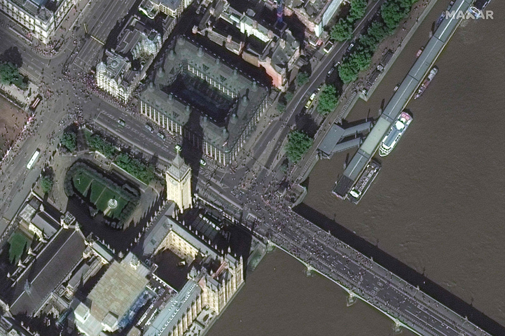 Gambar satelit yang diambil dari luar angkasa memperlihatkan antrean para pelayat yang ingin memberikan penghormatan terakhir kepada Ratu Elizabeth II.