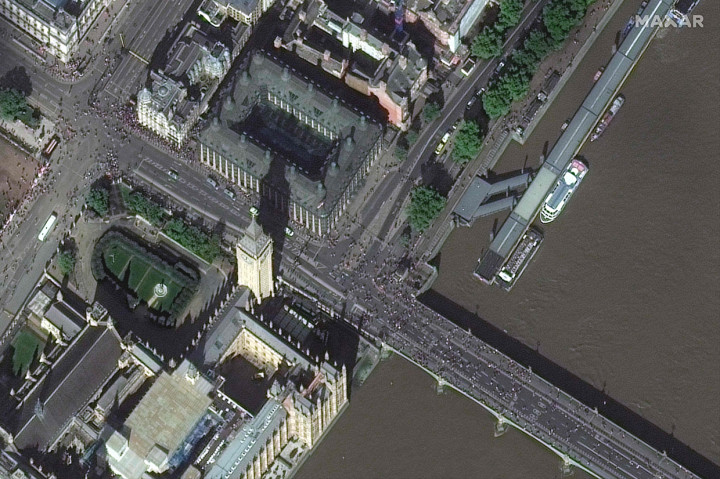 Gambar satelit yang diambil dari luar angkasa memperlihatkan antrean para pelayat yang ingin memberikan penghormatan terakhir kepada Ratu Elizabeth II.