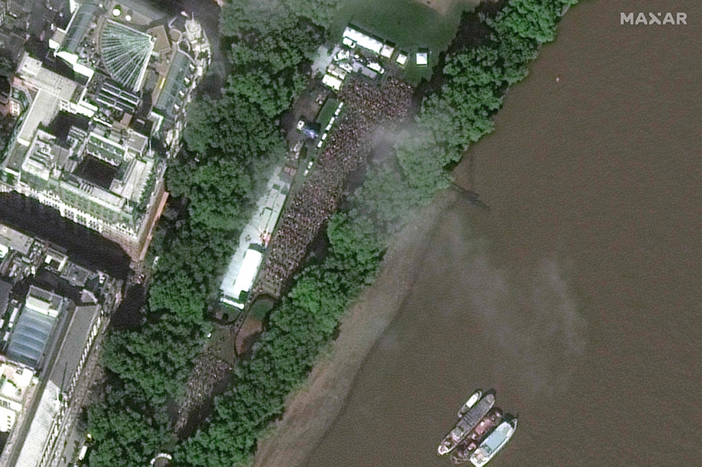 Antrean mengular hingga 8 km melintasi London, terlihat para pelayat berjajar di tepi Sungai Thames.