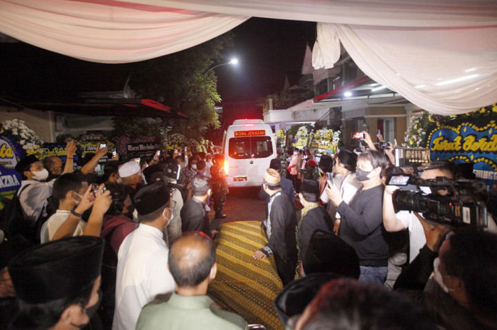 Keluarga dan kerabat menyambut kedatangan jenazah Ketua Dewan Pers periode 2022-2025 Azyumardi Azra di kediaman almarhum di kawasan Cirendeu, Tangerang Selatan, Banten, Senin, 19 September 2022 malam.