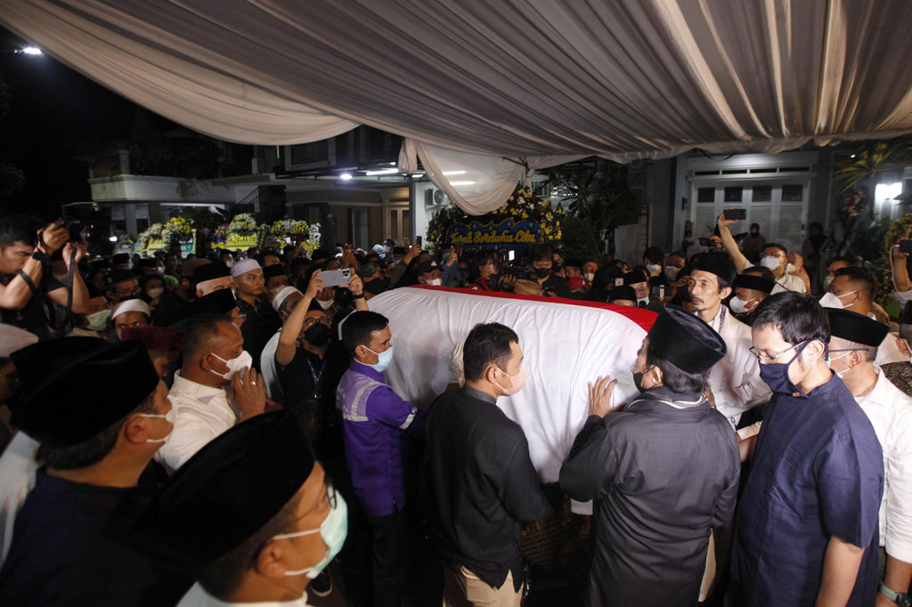 Saat tiba di rumah duka, sejumlah orang mengangkat peti jenazah almarhum Azyumardi yang dibalut dengan bendera merah putih untuk dibawa ke rumah duka. Sejumlah pelayat yang telah menunggu kedatangan jenazah Azyumardi langsung melantunkan tahlil saat jenazah tiba.