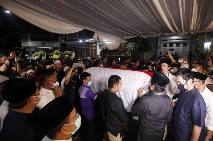 Saat tiba di rumah duka, sejumlah orang mengangkat peti jenazah almarhum Azyumardi yang dibalut dengan bendera merah putih untuk dibawa ke rumah duka. Sejumlah pelayat yang telah menunggu kedatangan jenazah Azyumardi langsung melantunkan tahlil saat jenazah tiba.