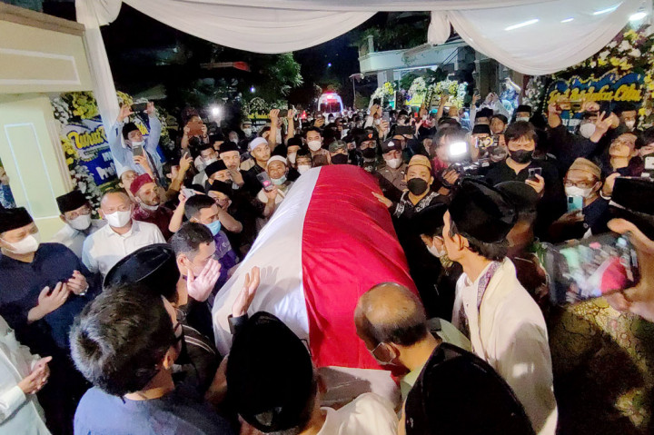 Azyumardi Azra wafat di Rumah Sakit Serdan, Selangor, Malaysia pada Minggu, 18 September setelah mengalami serangan jantung di pesawat dalam perjalanan dari Jakarta menuju Malaysia, dan akan dikebumikan di Taman Makam Pahlawan (TMP) Kalibata.