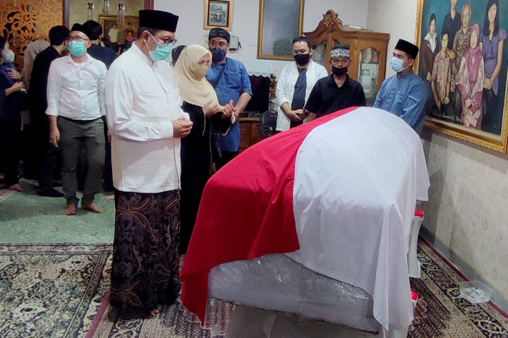Mantan Menteri Agama Lukman Hakim Saifuddin didampingi keluarga memanjatkan doa di depan jenazah Ketua Dewan Pers periode 2022-2025 Azyumardi Azra.
