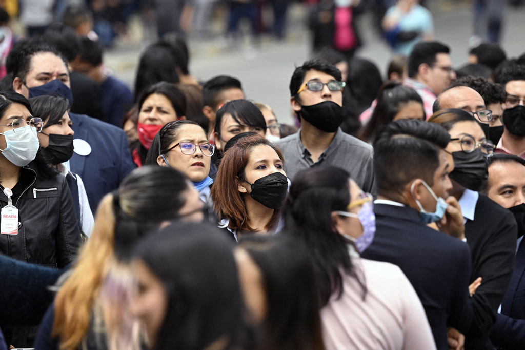 Alarm gempa berbunyi kurang dari satu jam setelah ibu kota mengadakan latihan darurat bencana, membuat orang tumpah ke jalan lagi.