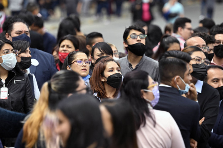 Alarm gempa berbunyi kurang dari satu jam setelah ibu kota mengadakan latihan darurat bencana, membuat orang tumpah ke jalan lagi.