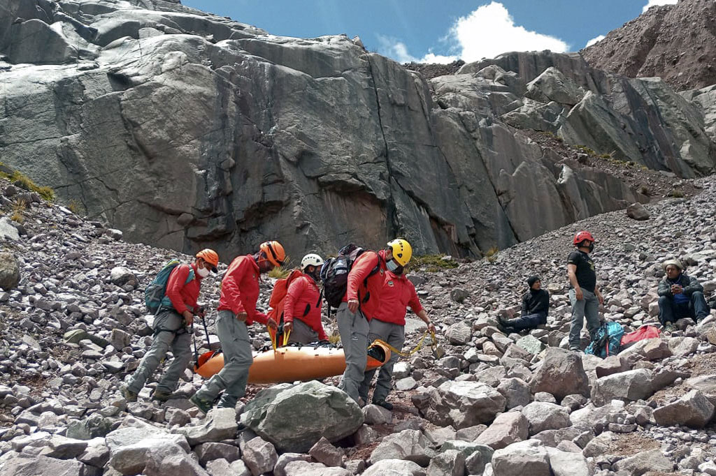 Polisi mengatakan korban meninggal karena tertimpa tanah longsor. 