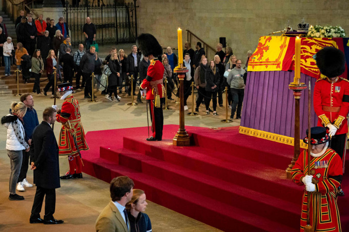 Beckham (ketiga dari kiri) memberikan penghormatan saat ia melewati peti jenazah Ratu Elizabeth II, yang disemayamkan di Westminster Hall, Istana Westminster, London.