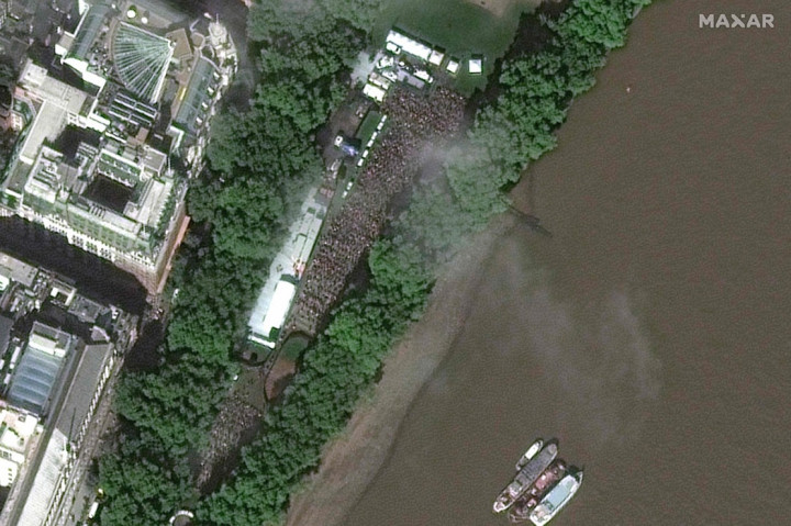 Gambar satelit yang diambil dari luar angkasa memperlihatkan antrean para pelayat yang ingin memberikan penghormatan terakhir kepada Ratu Elizabeth II.
