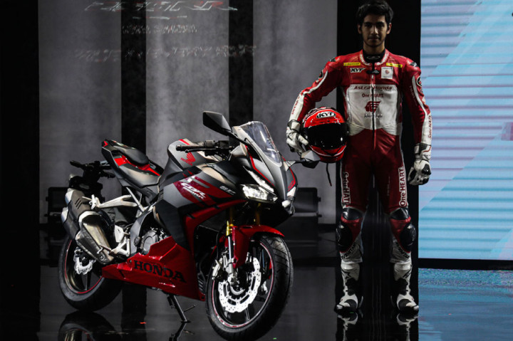 Pembalap Astra Honda Racing Team Andi Gilang berdiri di samping New CBR250RR saat peluncuran motor tersebut di Plant AHM Karawang, Jawa Barat, Senin, 19 September 2022.