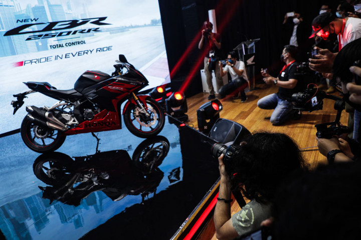 PT AHM memberikan pilihan warna baru untuk varian SP yakni Mystique Blue yang dipasarkan dengan harga OTR (On The Road) DKI Jakarta Rp75.150.000.