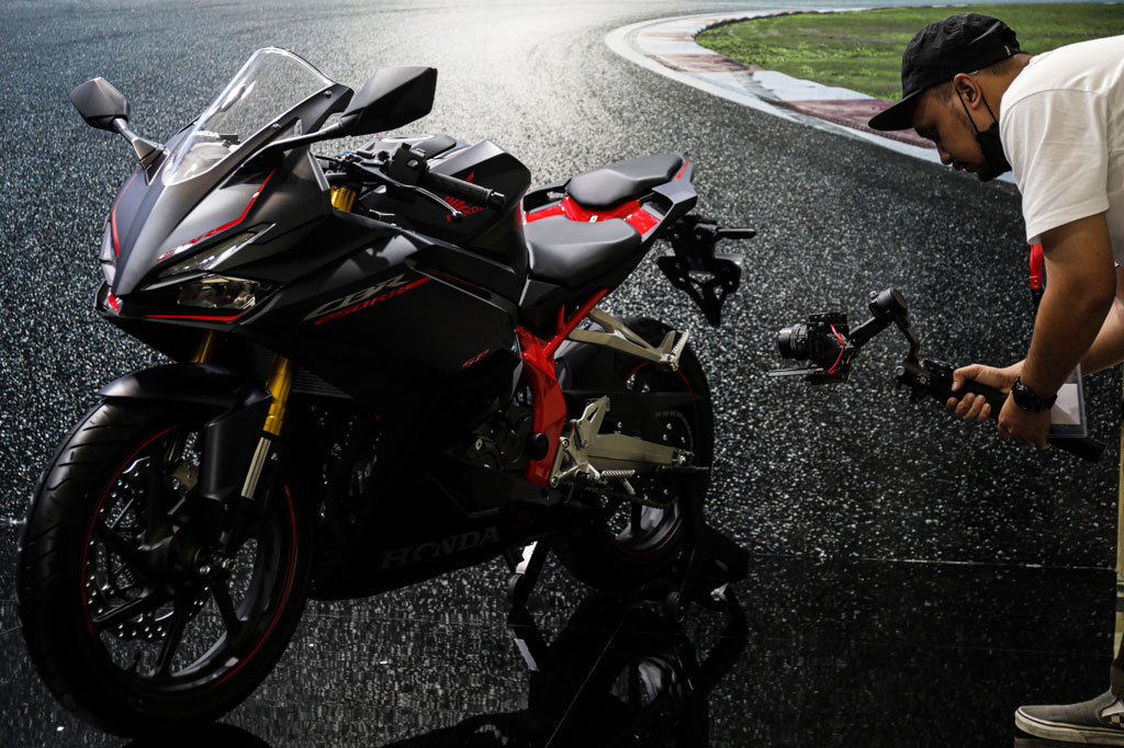 Sedangkan untuk varian SP Quick Shifter hadir dengan warna baru Bravery Red Black, Honda Racing Red dan Tri Color yang dibanderol mulai dari untuk Rp79.200.000 OTR (On The Road) DKI Jakarta.