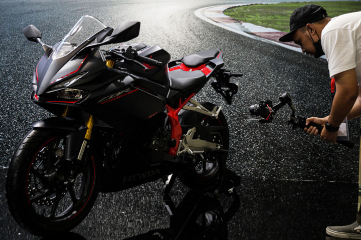 Sedangkan untuk varian SP Quick Shifter hadir dengan warna baru Bravery Red Black, Honda Racing Red dan Tri Color yang dibanderol mulai dari untuk Rp79.200.000 OTR (On The Road) DKI Jakarta.