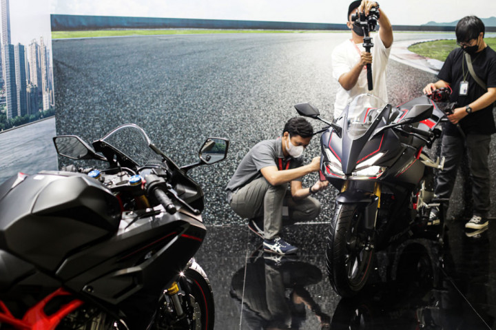 Sedangkan untuk New CBR250RR varian Standar hadir dengan dua pilihan warna yakni Black Freedom dan Mat Gunpowder Black Metallic dipasarkan mulai dari Rp62.850.000 OTR (On The Road) DKI Jakarta. 