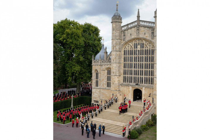 Petugas membawa peti mati Ratu Elizabeth II, ke Kapel St George di dalam Kastil Windsor untuk dimakamkan pada Senin, 19 September 2022 waktu setempat.