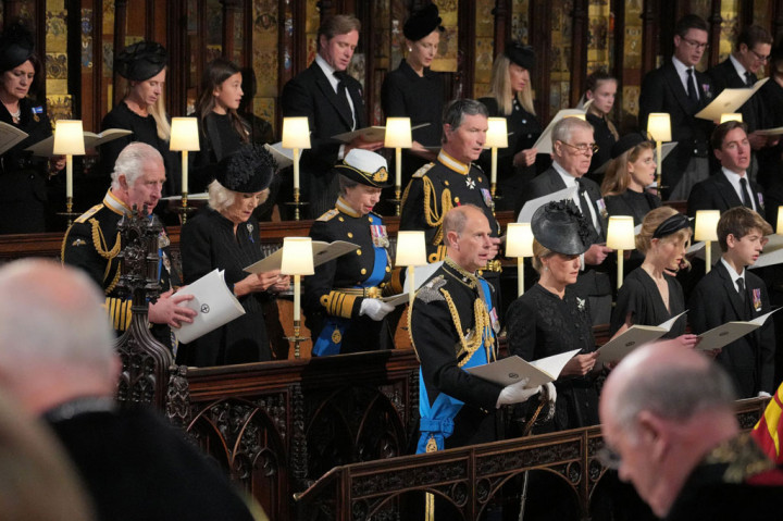 (Baris depan, dari kiri) Earl of Wessex, Countess of Wessex, Lady Louise Windsor, James, Viscount Severn (baris tengah, dari kiri) Raja Charles III, Permaisuri Ratu, Putri Kerajaan, Wakil Laksamana Sir Tim Laurence, Duke of York, Princess Beatrice, Edoardo Mapelli Mozzi, Sarah, Duchess of York (baris belakang, dari kiri) The Countess of St Andrews, Lady Davina Windsor, Senna Kowhai, Thomas Kingston, Lady Gabriella Kingston, Lady Rose Gilman , Lyla Gilman, George Gilman, James Ogilvy, Julia Ogilvy, Lord Frederick Windsor, Lady Frederick Windsor menghadiri prosesi pemakamakan Ratu Elizabeth II di Kapel St George.