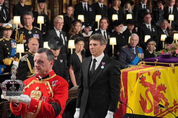 Ratu Elizabeth II dimakamkan bersebelahan dengan sang suami, Pangeran Philip yang wafat satu tahun lalu.  Juga dimakamkan di sana adalah ayahanda Ratu Elizabeth II, Raja George VI, ibunya, Ratu Elizabeth, Ibu Suri dan adik perempuannya, Putri Margaret.