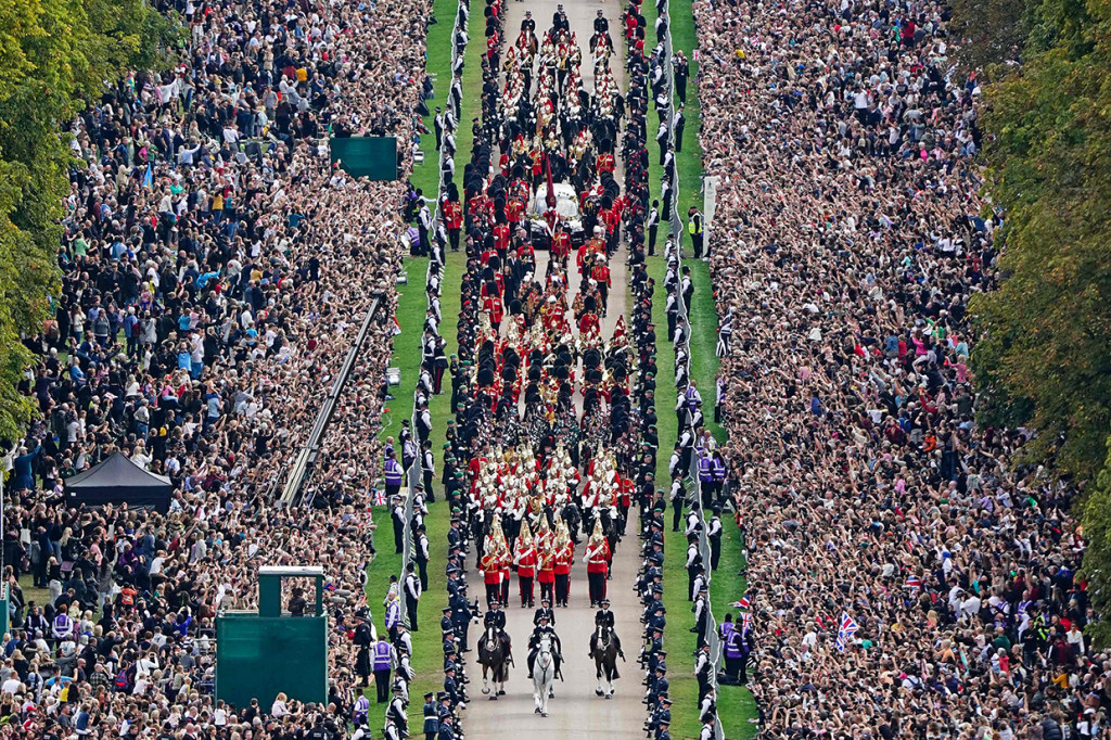 Setelah diarak dari Westminster Abbey, London, peti mati Ratu Elizabeth II akhirnya tiba di Kastil Windsor.