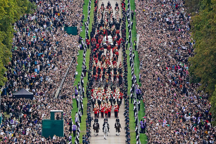 Setelah diarak dari Westminster Abbey, London, peti mati Ratu Elizabeth II akhirnya tiba di Kastil Windsor.
