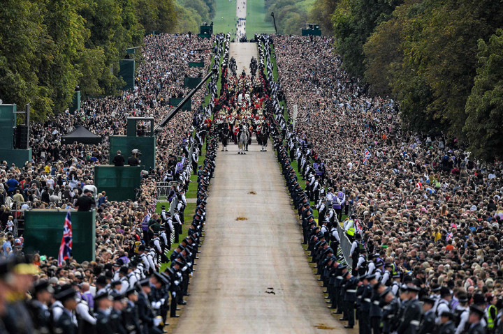 Perjalanan panjang terakhir Ratu dimulai di luar Westminster Abbey, dari tempat awalnya berangkat ke Wellington Arch di Hyde Park Corner, mengikuti rute Broad Sanctuary Parliament Square.