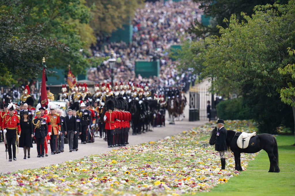 Raja Charles III memimpin langsung prosesi pemakaman Ratu Elizabeth II, diikuti oleh anak-anak Ratu lainnya serta Pangeran Harry dan Pangeran William.