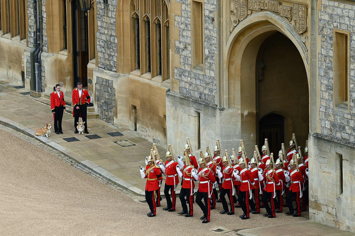 Jajaran staf Ratu Elizabeth II berbaris di luar Istana Buckingham untuk memberikan penghormatan terakhir kepada sang pemimpin monarki Inggris di prosesi pemakamannya pada Senin, 19 September 2022.