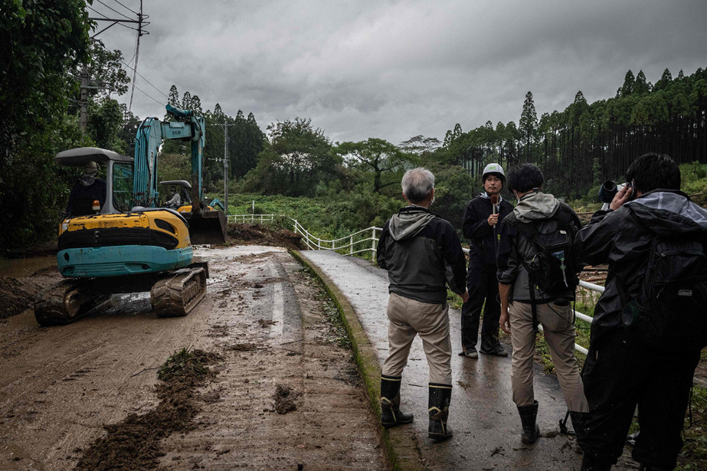 Dilansir AFP, Selasa, 20 September 2022, Topan Nanmadol menumbangkan pepohonan, memecahkan kaca-kaca jendela dan mendatangkan hujan lebat di beberapa bagian Prefektur Miyazaki, di mana dua kematian dikonfirmasi.