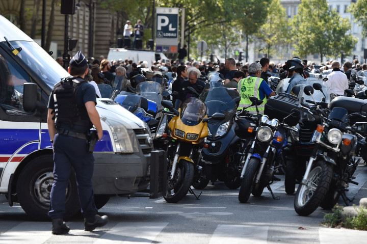 Anggota Federation des Motards en Colere (FMCC) berkumpul di depan Balai Kota Paris, Prancis, Senin, 19 September 2022.