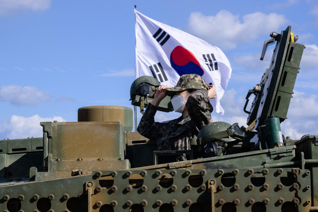 Korea Selatan menggelar demonstrasi militer skala besar pada Selasa, 20 September 2022, sebagai bagian dari Defense Expo Korea 2022 atau pameran pertahanan (DX Korea) di dekat zona demiliterisasi (DMZ) yang memisahkan kedua Korea.