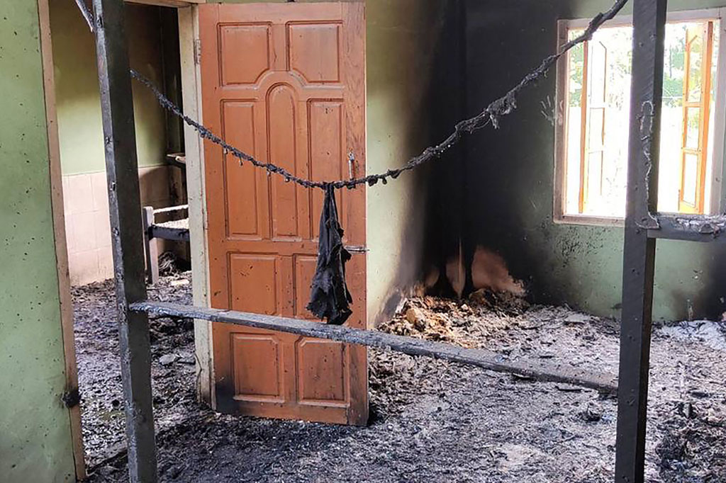 Puing-puing di gedung sekolah yang rusak di Kotapraja Depeyin di wilayah Sagaing, barat laut Myanmar, pada 17 September 2022, sehari setelah serangan di desa oleh helikopter militer Myanmar.