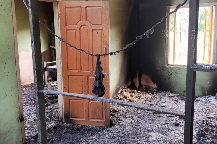 Puing-puing di gedung sekolah yang rusak di Kotapraja Depeyin di wilayah Sagaing, barat laut Myanmar, pada 17 September 2022, sehari setelah serangan di desa oleh helikopter militer Myanmar.