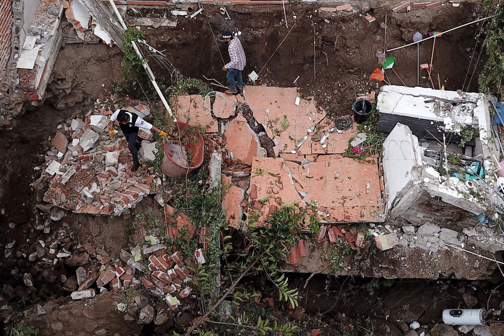 Pemandangan udara dari sebuah rumah yang runtuh setelah gempa mengguncang Colima, negara bagian Colima, Meksiko, pada Selasa, 20 September 2022.