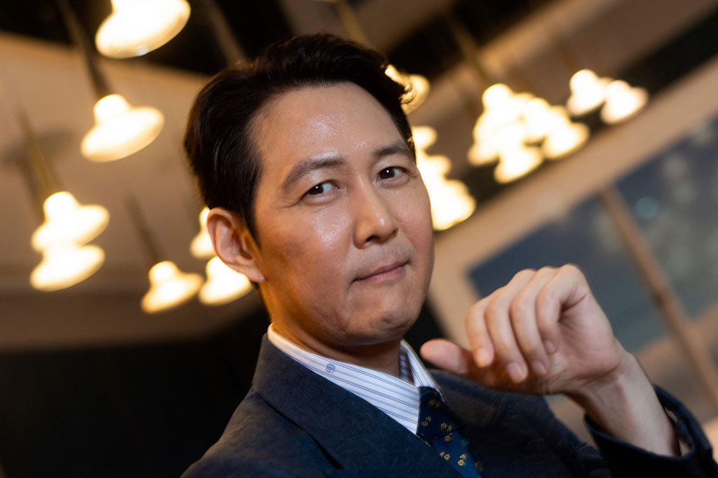 Setelah kembali ke Korea usai menghadiri Emmy Awards, aktor Lee Jung Jae dikabarkan positif covid-19. 