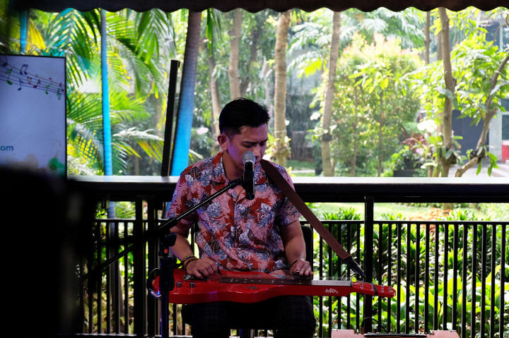 Penyanyi Amrus Ramadhan tampil mengisi agenda Musik Medcom pada Rabu, 21 September 2022. 