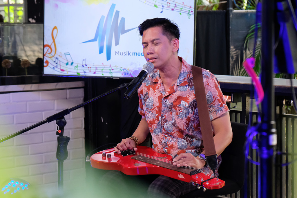 Amrus membawakan sejumlah lagu, di antaranya 