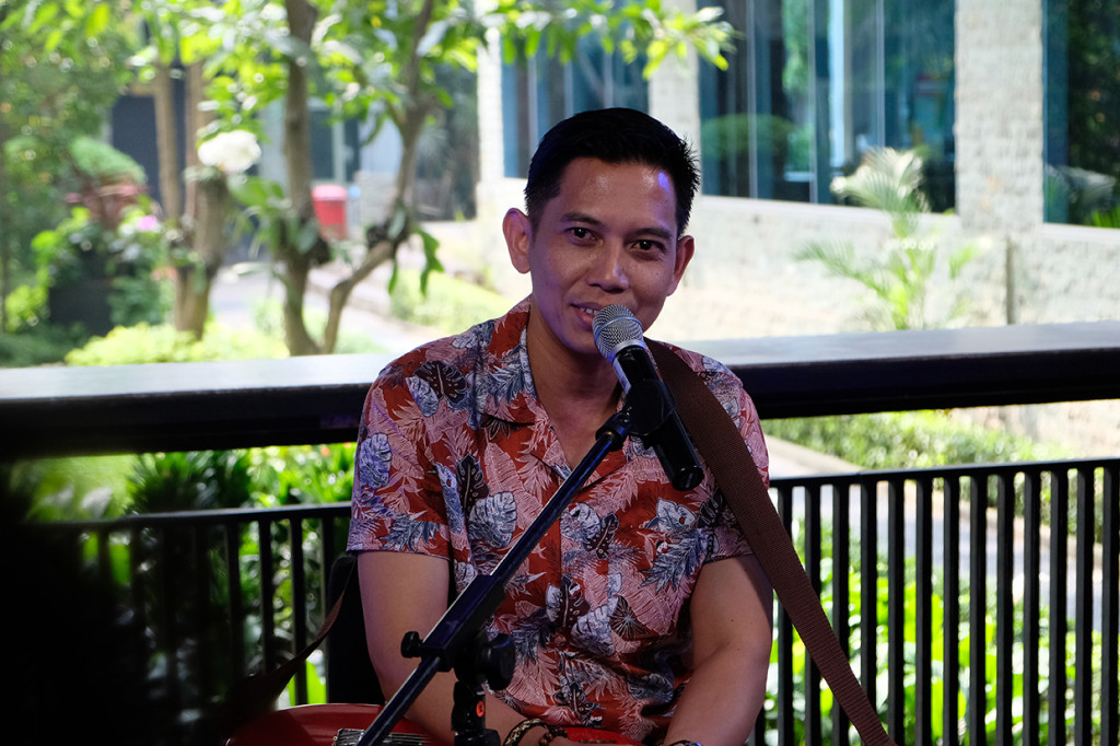 Secara musikal, Amrus dan Hoegeng ternyata sama-sama menggemari musik Hawaiian. Hoegeng yang menjabat Kapolri antara tahun 1968 sampai 1871 itu sempat membentuk band Hawaiian bernama The Hawaiian Seniors.