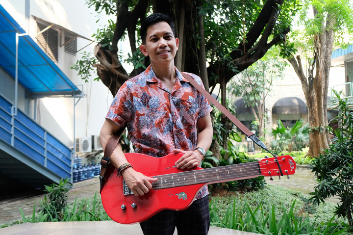 Saat ini, Amrus merupakan satu-satunya pemain steel gitar di Indonesia. Amrus mengenal steel gitar dari mendiang kakeknya, Abdul Manaf saat Ia masih kecil.