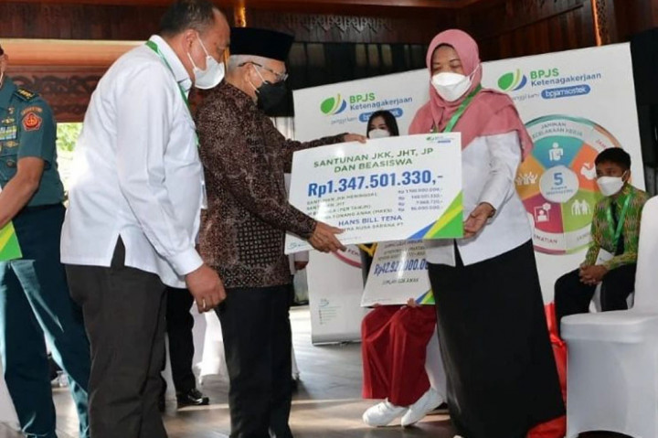 Wakil Presiden Ma'ruf Amin menyerahkan bantuan sosial berupa Program Keluarga Harapan (PKH), sembako dan Bantuan Langsung Tunai Bahan Bakar Minyak (BLT BBM), Bantuan Asistensi Rehabilitasi Sosial (Atensi) serta santunan dari BPJS Ketenagakerjaan kepada masyarakat Kalimantan Barat.