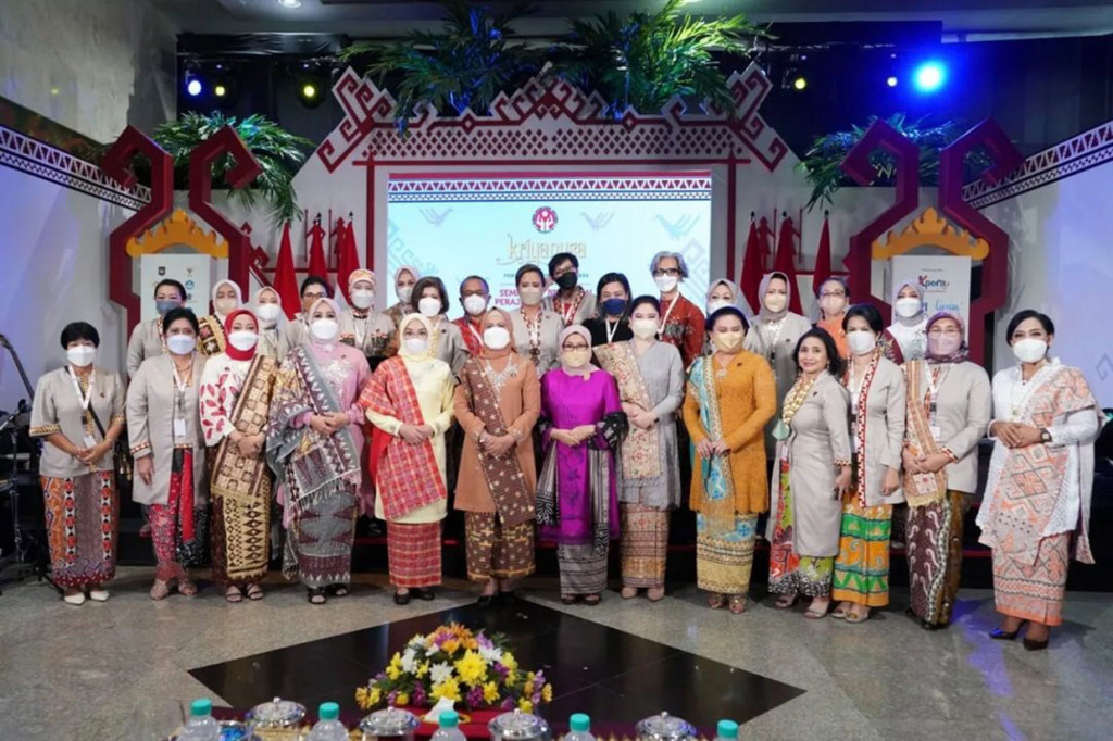 Wury turut mengajak para peserta untuk ikut serta mendukung program pemerintah yaitu Gerakan Nasional Bangga Buatan Indonesia sebagai upaya mengantisipasi persaingan pasar global yang makin ketat.