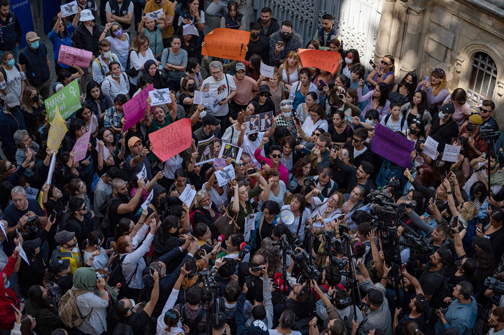 Mahsa Amini, 22, sedang dalam kunjungan bersama keluarganya ke ibukota Iran, Teheran, ketika dia ditahan pada 13 September 2022, oleh unit polisi yang bertanggung jawab untuk menegakkan aturan berpakaian ketat Iran untuk wanita, termasuk pemakaian jilbab di publik. 