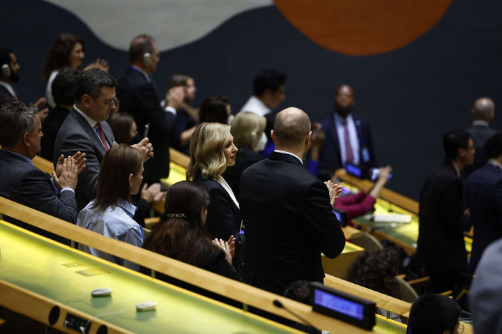 Di akhir pidato Zelenzky, banyak delegasi di PPB yang memberikan standing ovation dan tepuk tangan meriah. 