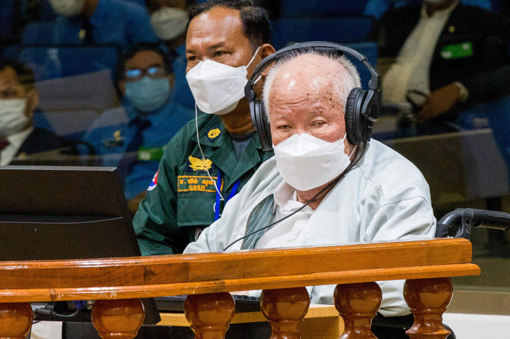 Mantan pemimpin Khmer Merah Khieu Samphan (kanan) menjalani sidang di Kamar Luar Biasa di Pengadilan Kamboja (ECCC), Phnom Penh, Kamis, 22 September 2022.
