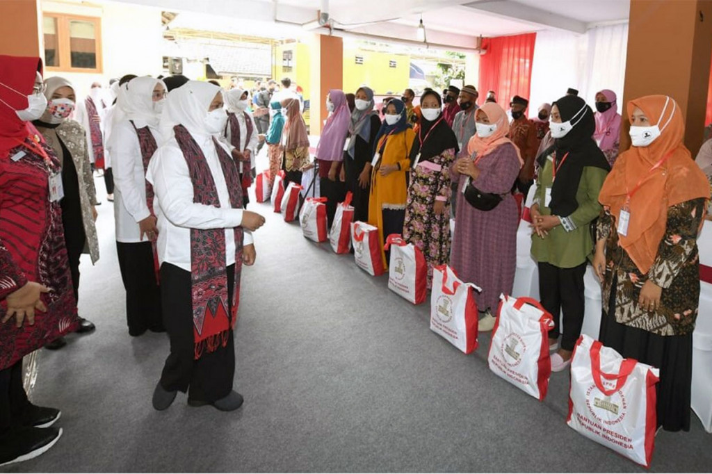 Mengawali kunjungan kerja di Kabupaten Sragen, Ibu Iriana Joko Widodo dan Ibu Wury Ma’ruf Amin beserta para anggota Organisasi Aksi Solidaritas Era Kabinet Indonesia Maju (OASE KIM) menyerahkan bantuan sembako kepada para ibu hamil, para ibu balita, penyandang disabilitas, dan masyarakat lansia.