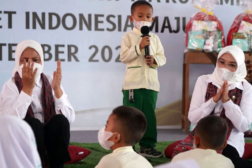 Mereka selanjutnya mengunjungi Taman Kanak-Kanak (TK) Pertiwi Kliwonan 1 di Kecamatan Masaran untuk menyapa, berdialog, dan bernyanyi dengan anak-anak.